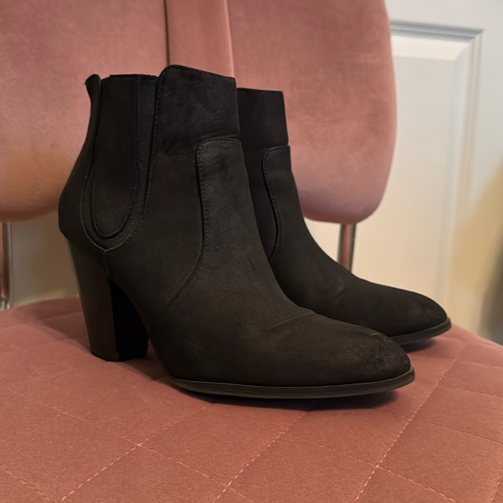 Adrienne Vittadini suede heeled ankle boots